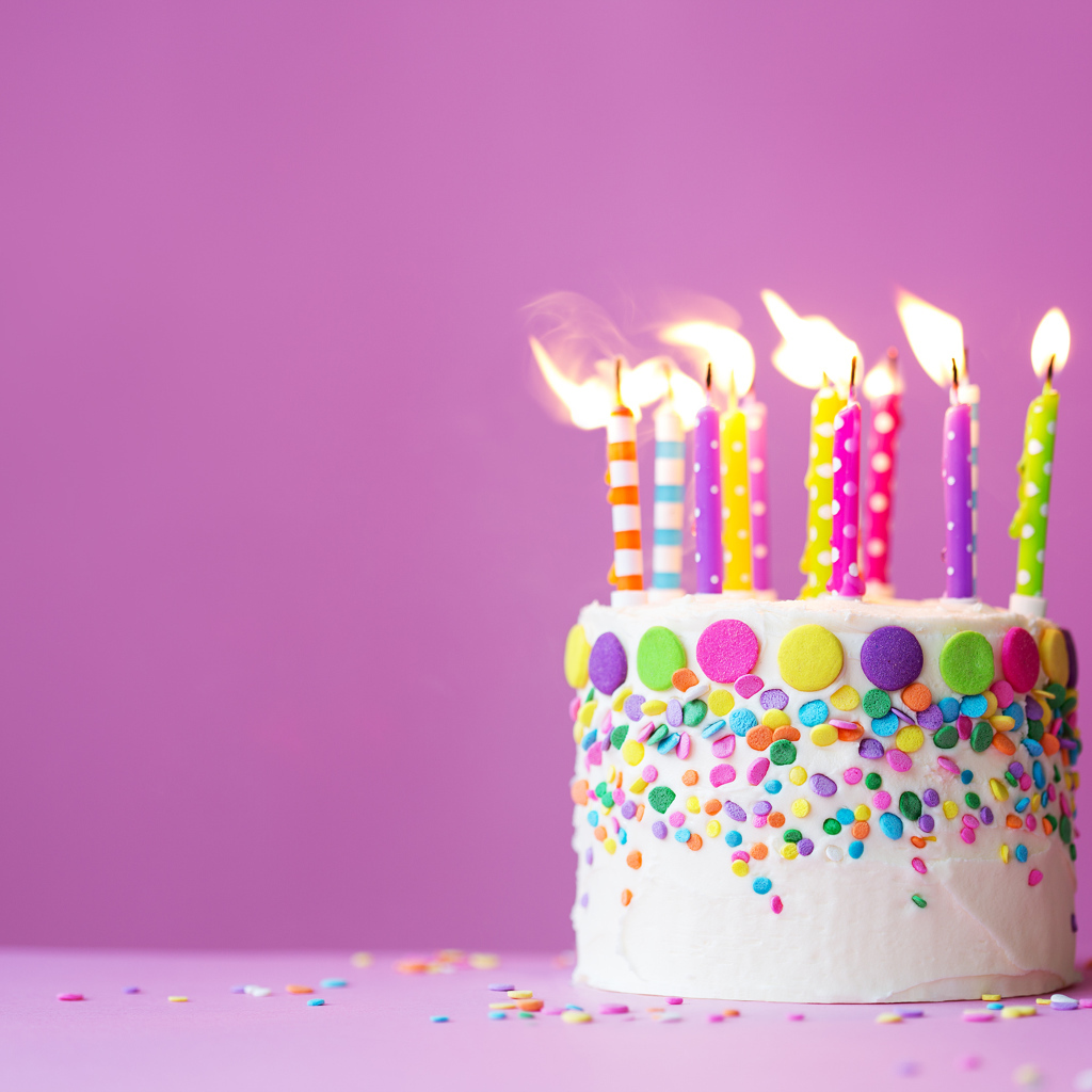 Торт на день рождения со свечами на сиреневом фоне