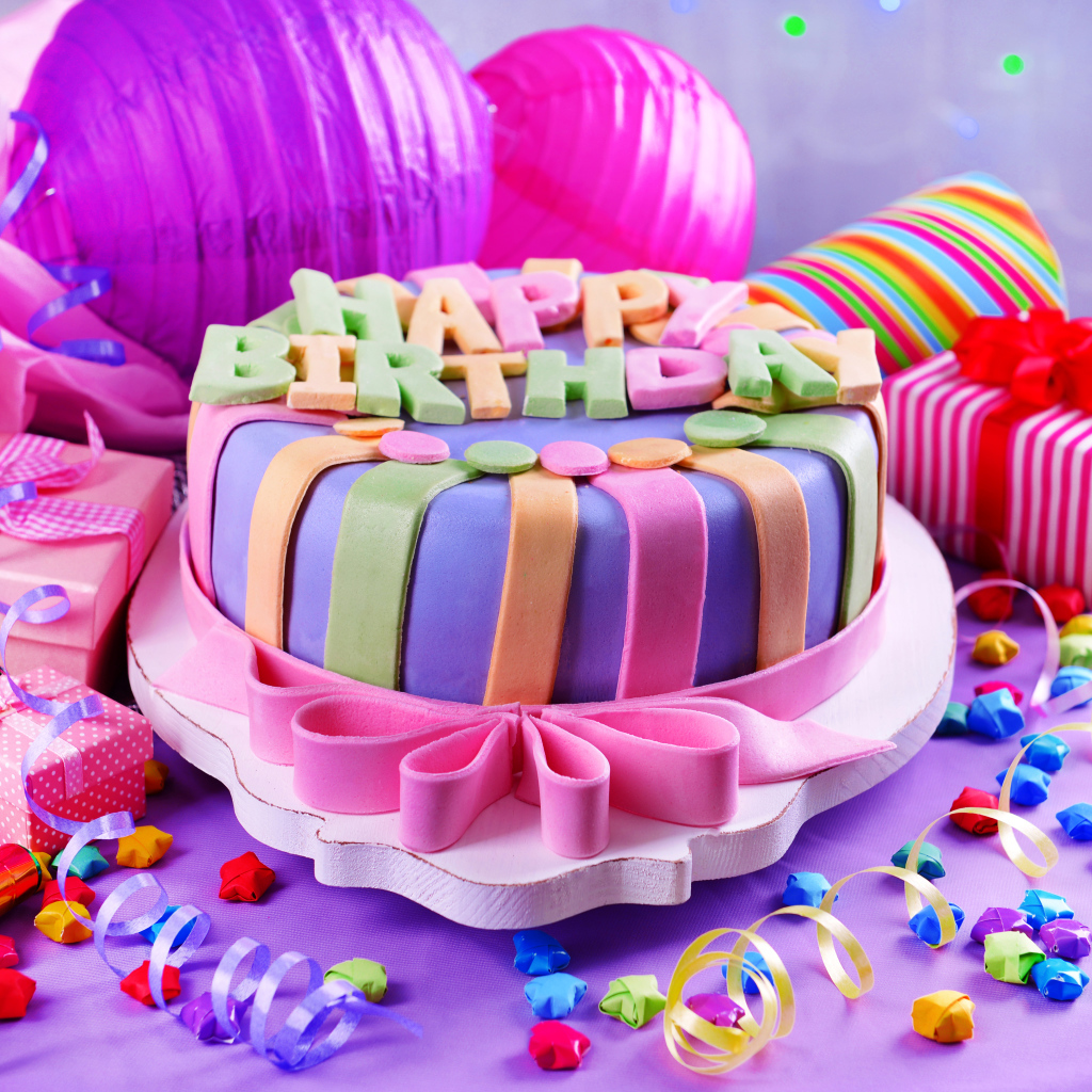 Разноцветный торт и украшения на день рождения
