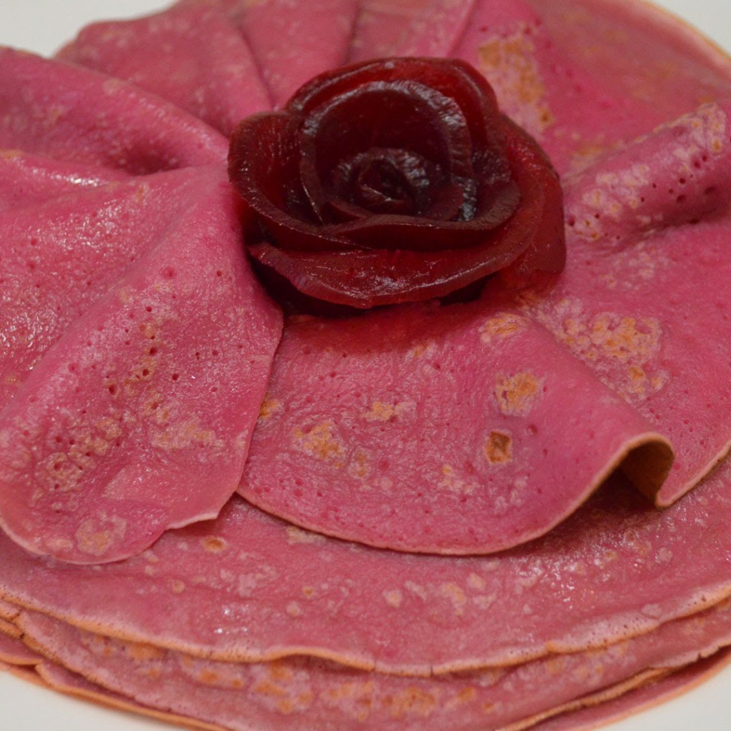 Красивые свекольные блины угощение на Масленицу 