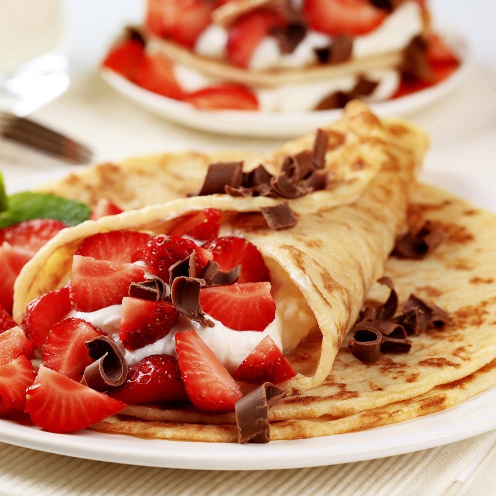 Аппетитные блины с клубникой на Масленицу 2017 