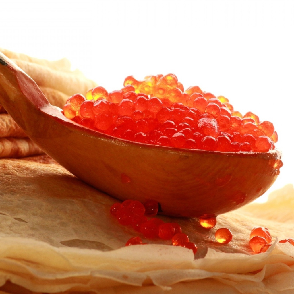 Блинчики и ложка красной икры на Масленицу 2017 