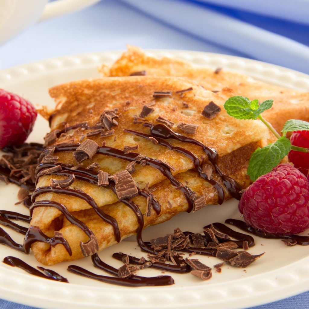 Блины с тертым шоколадом и малиной 