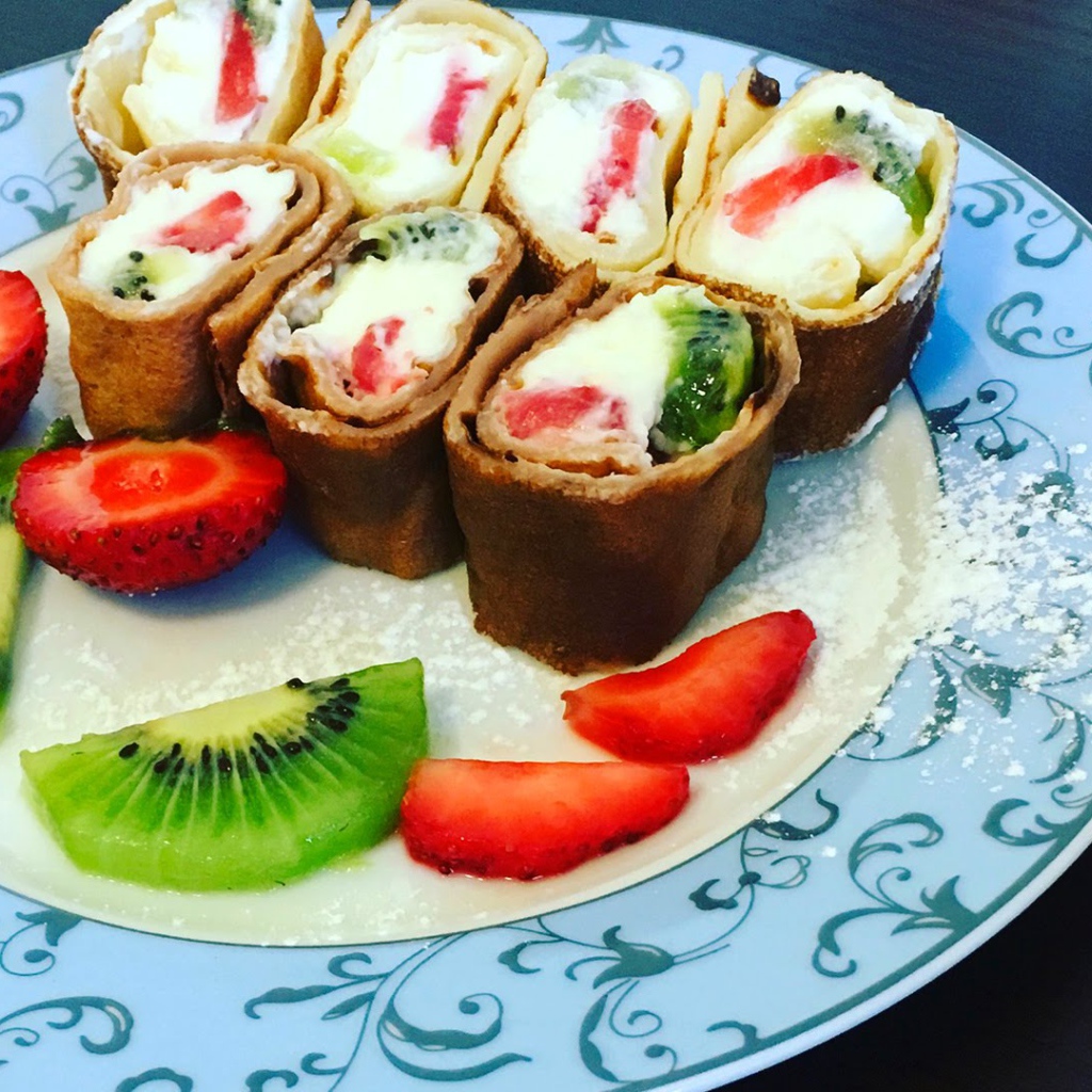 Роллы из блинов с ягодами на Масленицу 