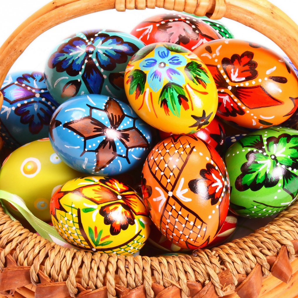 Корзина расписных пасхальных яиц 
