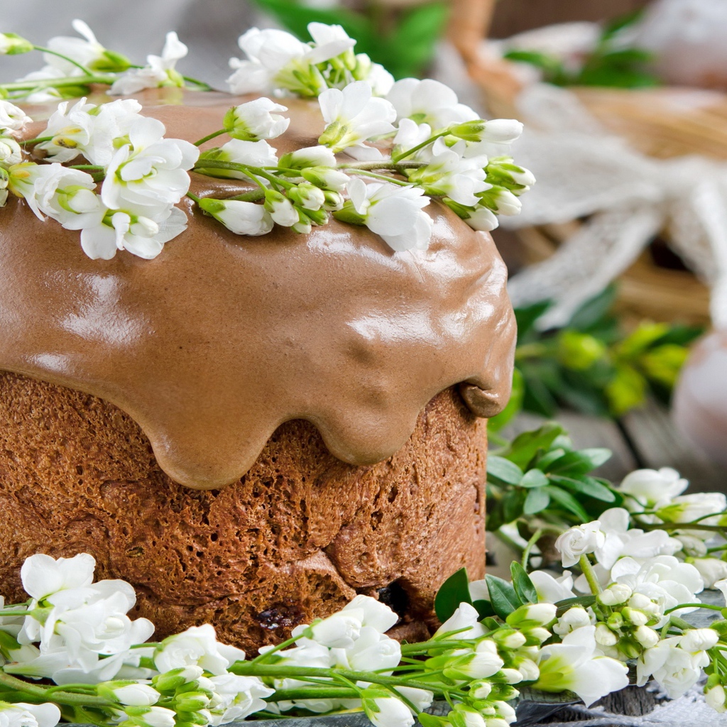 Красивый пасхальный кулич с шоколадной глазурью и цветами 