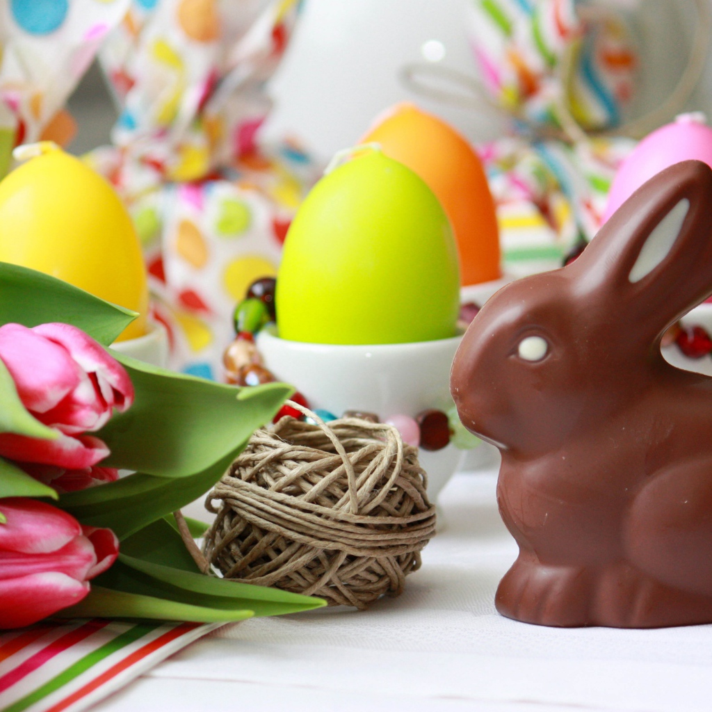 Шоколадный пасхальный кролик и тюльпаны 