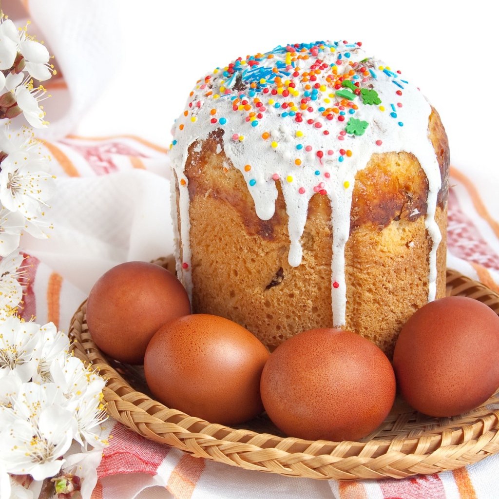 Пасхальный кулич и яйца на праздничном столе 