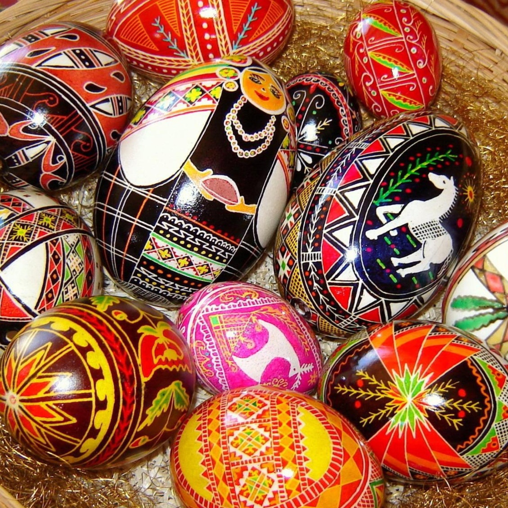 Праздничные узоры на пасхальных яйцах 