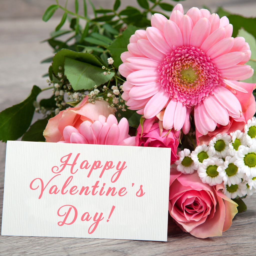 Букет розовых гербер с розами и ромашками с открыткой на День Святого Валентина