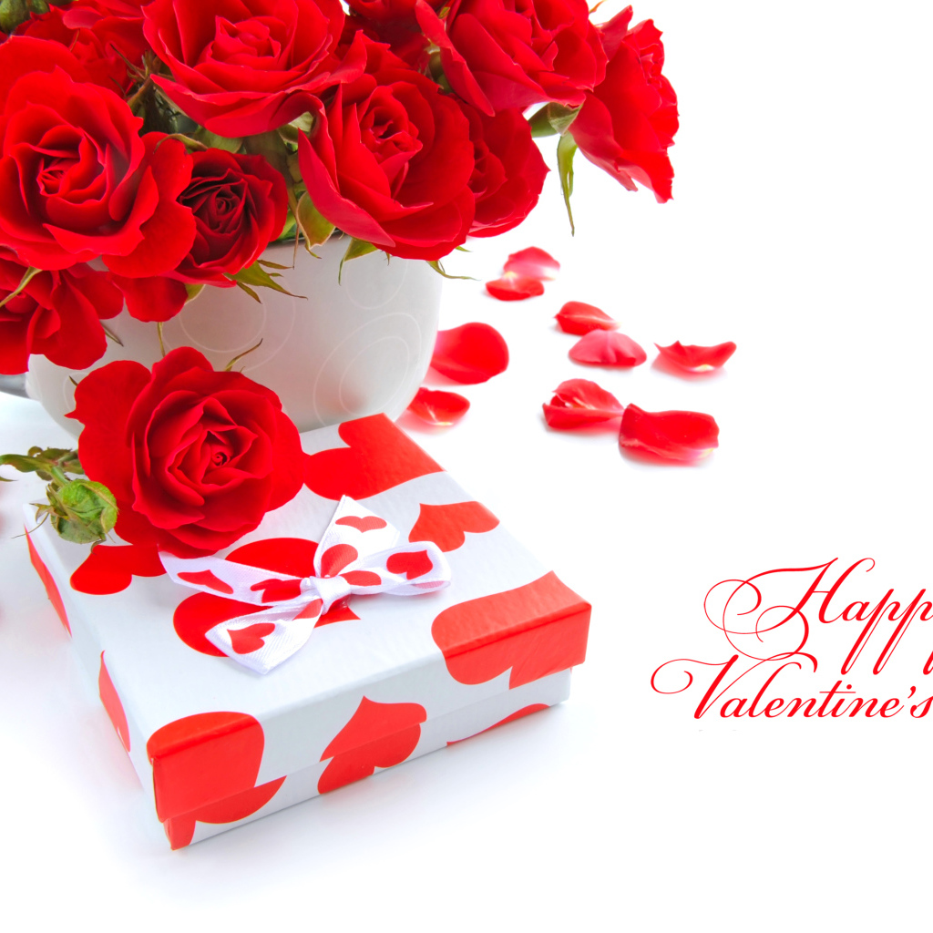 Букет красных роз с подарком на белом фоне на День Святого Валентина
