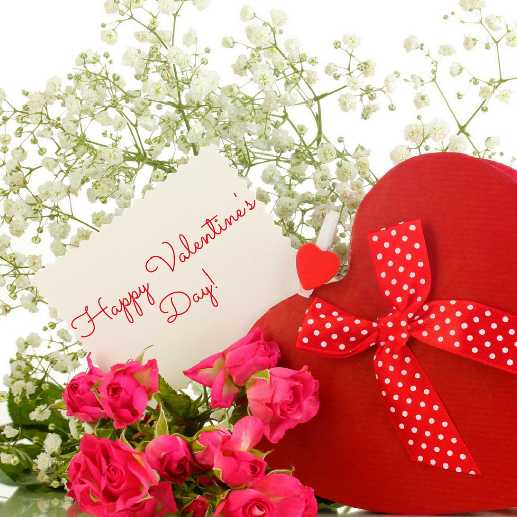 Коробка в виде сердца и нежные цветы на День Святого Валентина 