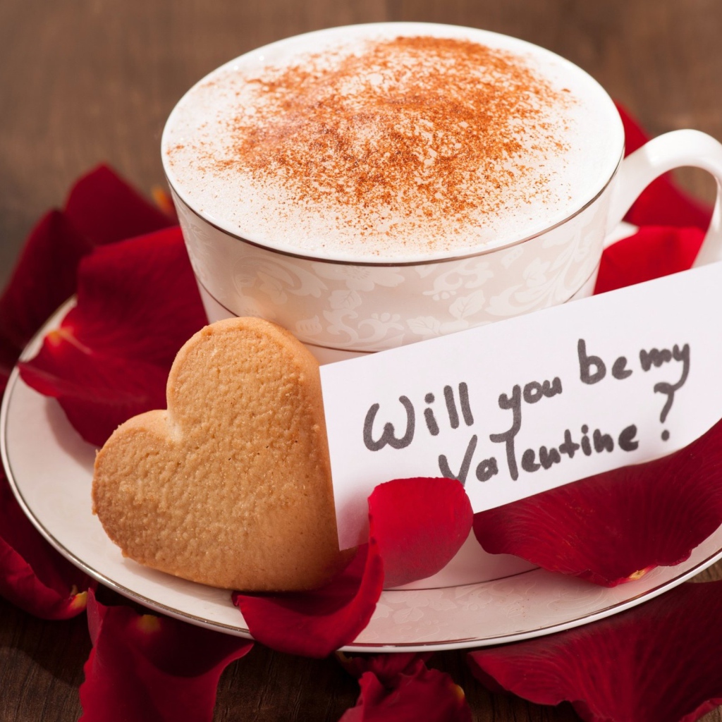Кружка кофе с печеньем и лепестками роз на день святого Валентина