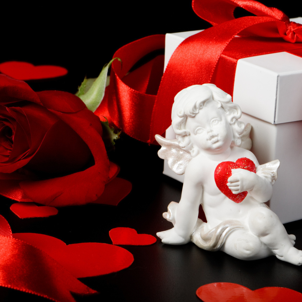 Маленький купидон и подарок на День Влюбленных 14 февраля 