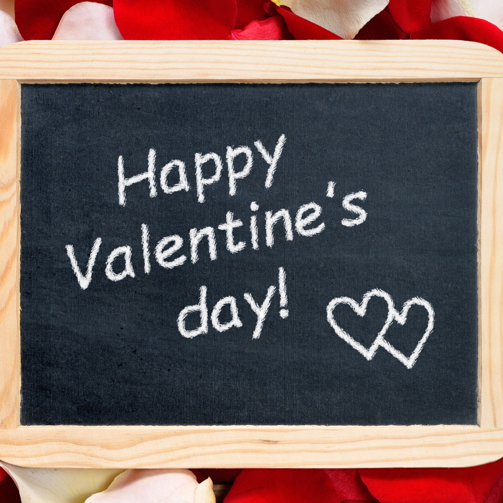 Табличка с надписью С днем Святого Валентина на фоне лепестков роз