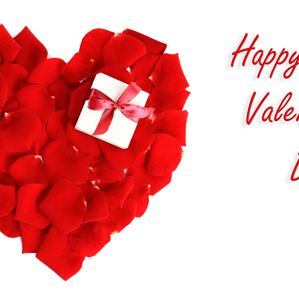 Красное сердце из лепестков розы и надпись С Днем Святого Валентина на белом фоне