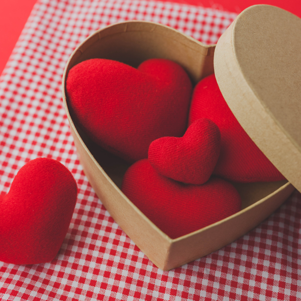 Красные сердечки в коробке на День Святого Валентина, 14 февраля
