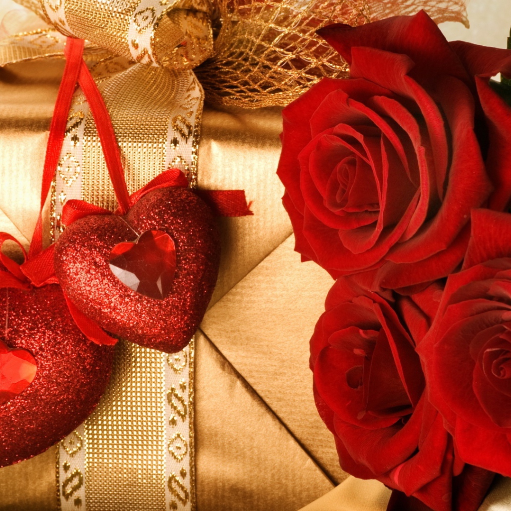 Красные розы и подарок ко Дню Святого Валентина 