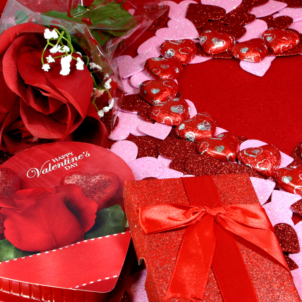 Красные розы и подарки на День Святого Валентина