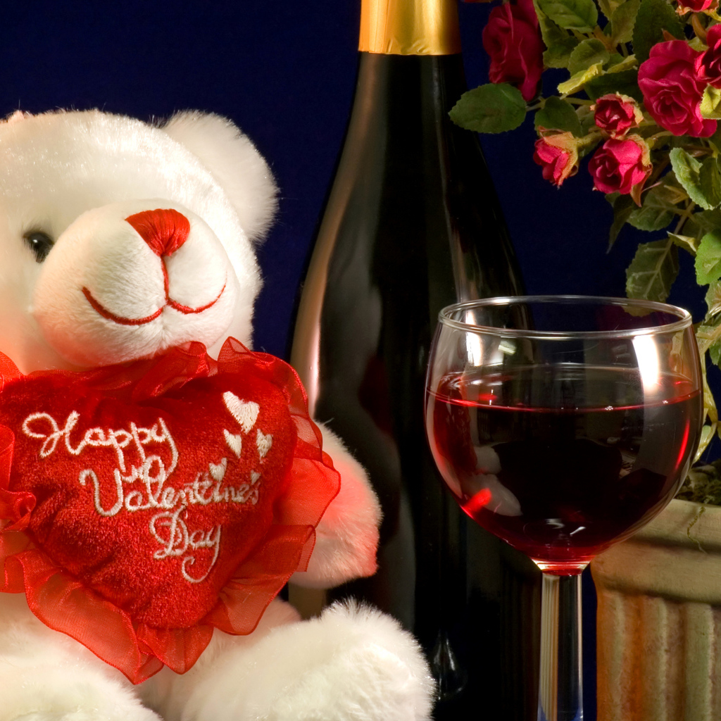 Плюшевый мишка и красное вино на День Святого Валентина, 14 февраля