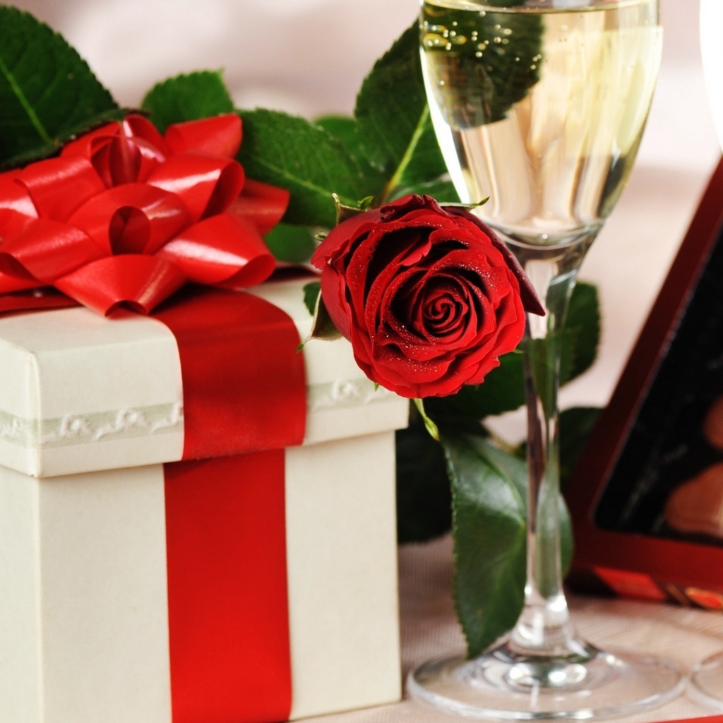 Два бокала и подарок но Дню Влюбленных 14 февраля 