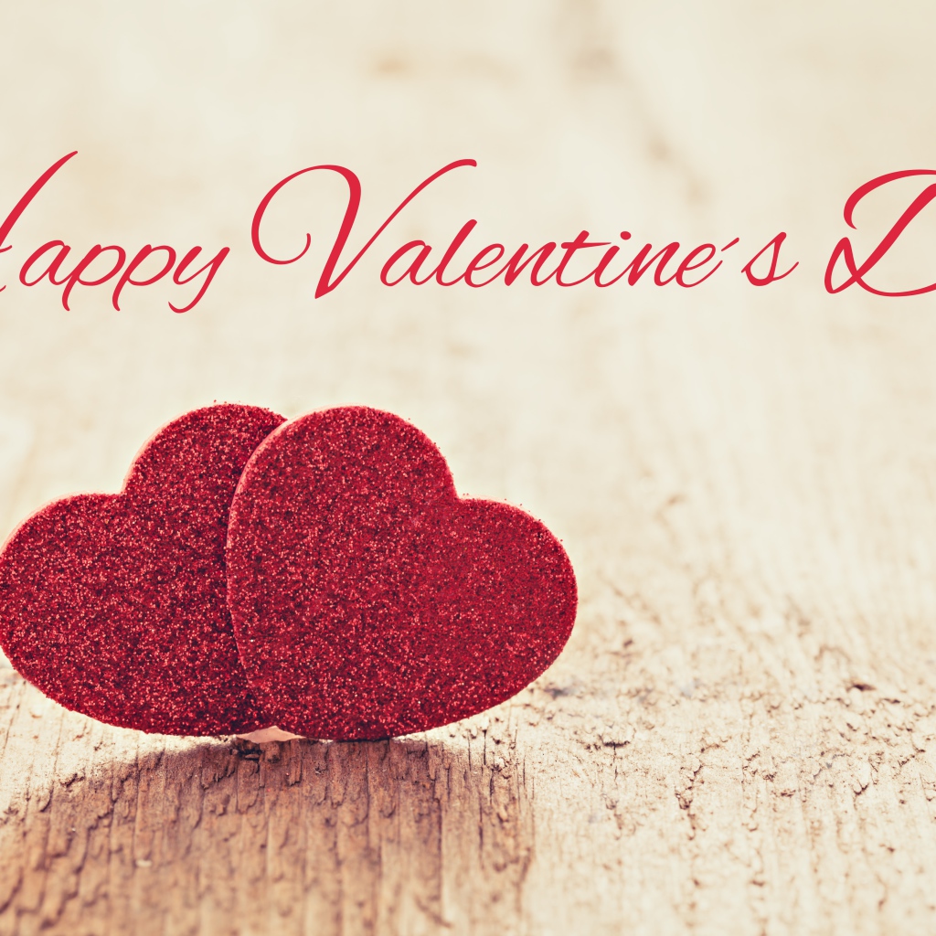 Два красных сердца на фоне надписи С Днем Святого Валентина