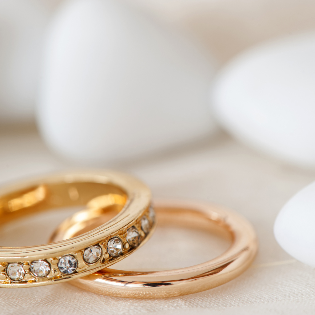 Два красивых  обручальных кольца