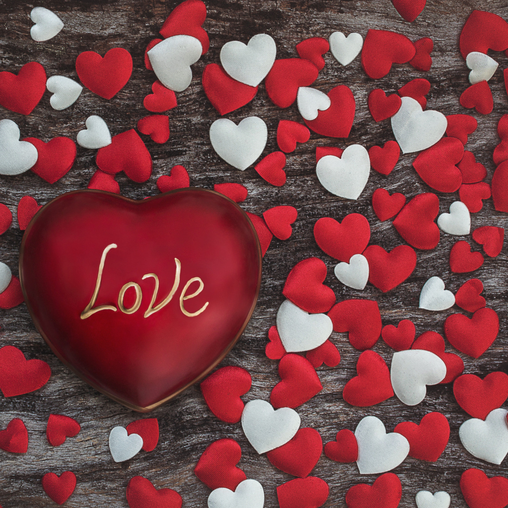 Большое красное сердце с надписью Любовь среди маленьких сердечек