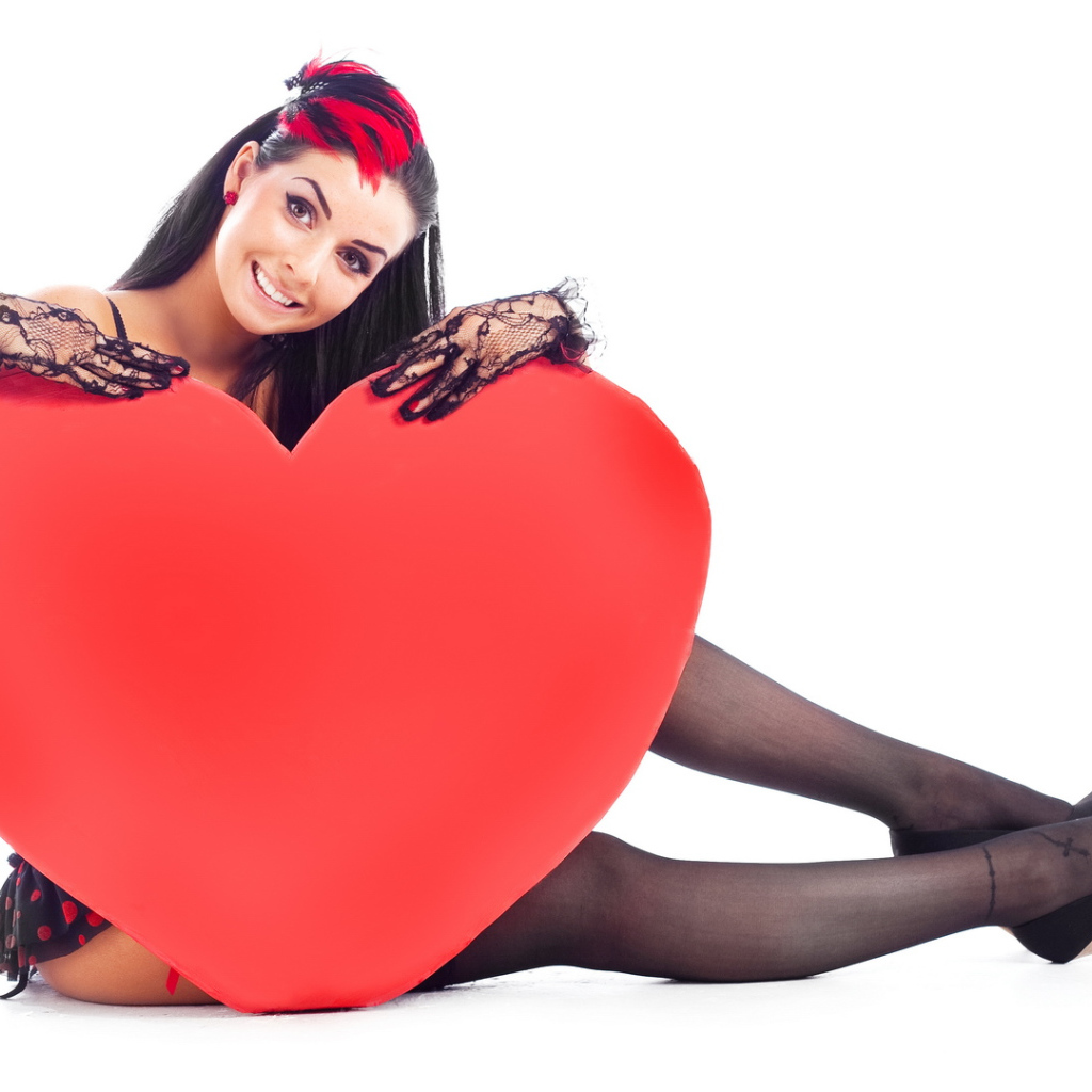 Красивая девушка с большим красным сердцем 