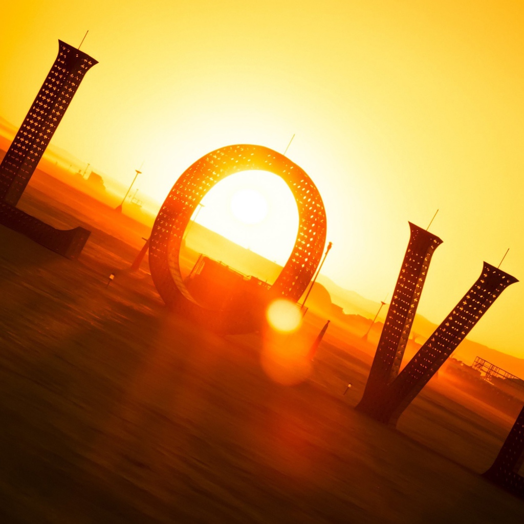 Большая надпись Любовь в лучах солнца на закате