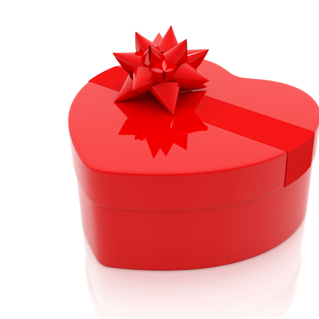 Большая красная коробка в форме сердца на белом фоне