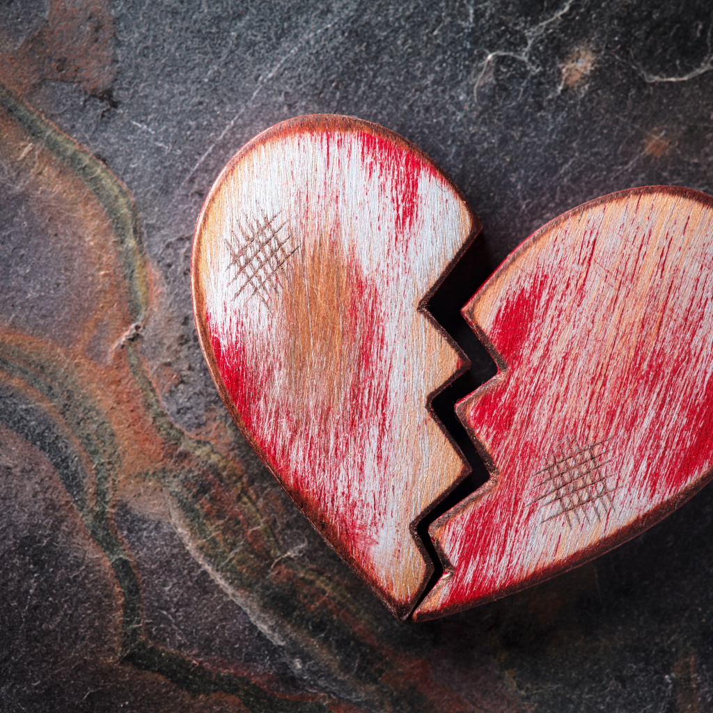 Разбитое деревянное красное сердце на столе