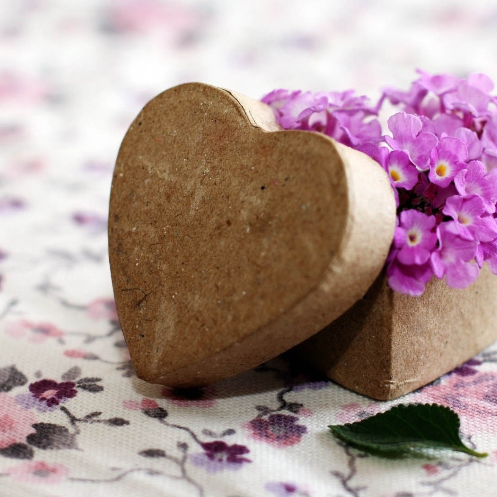 Коробочка в форме сердца с фиолетовыми цветами 