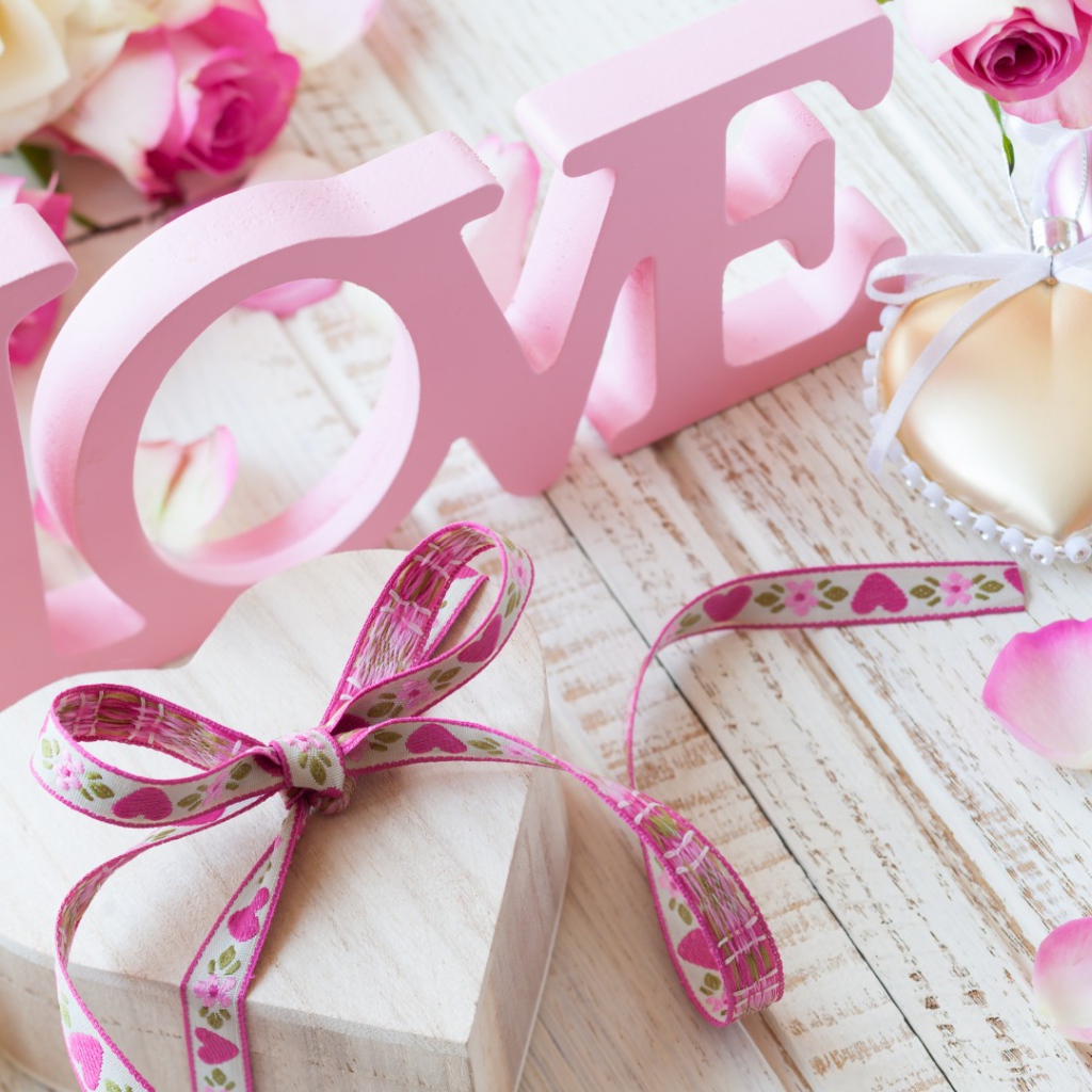 Нежный букет роз и розовая надпись Любовь 