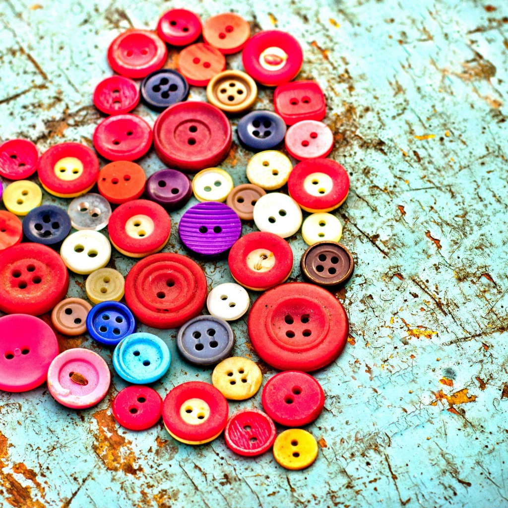 Сердце из разноцветных пуговиц