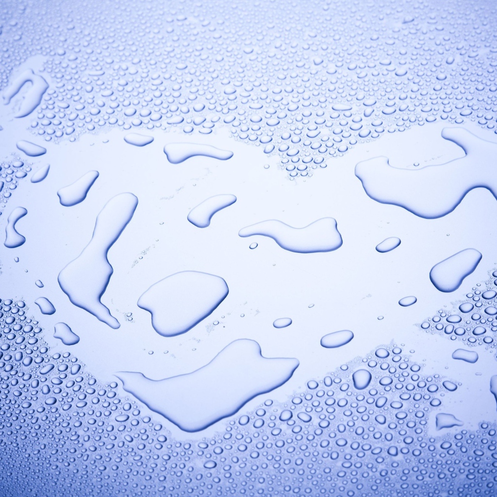 Сердце нарисовано на мокром стекле