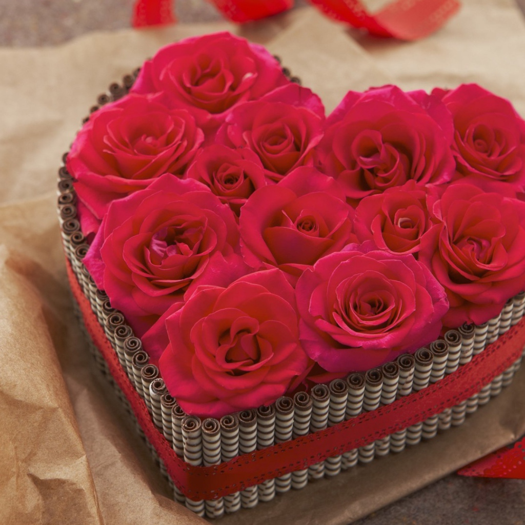 Большая коробка в форме сердца с красными розами внутри