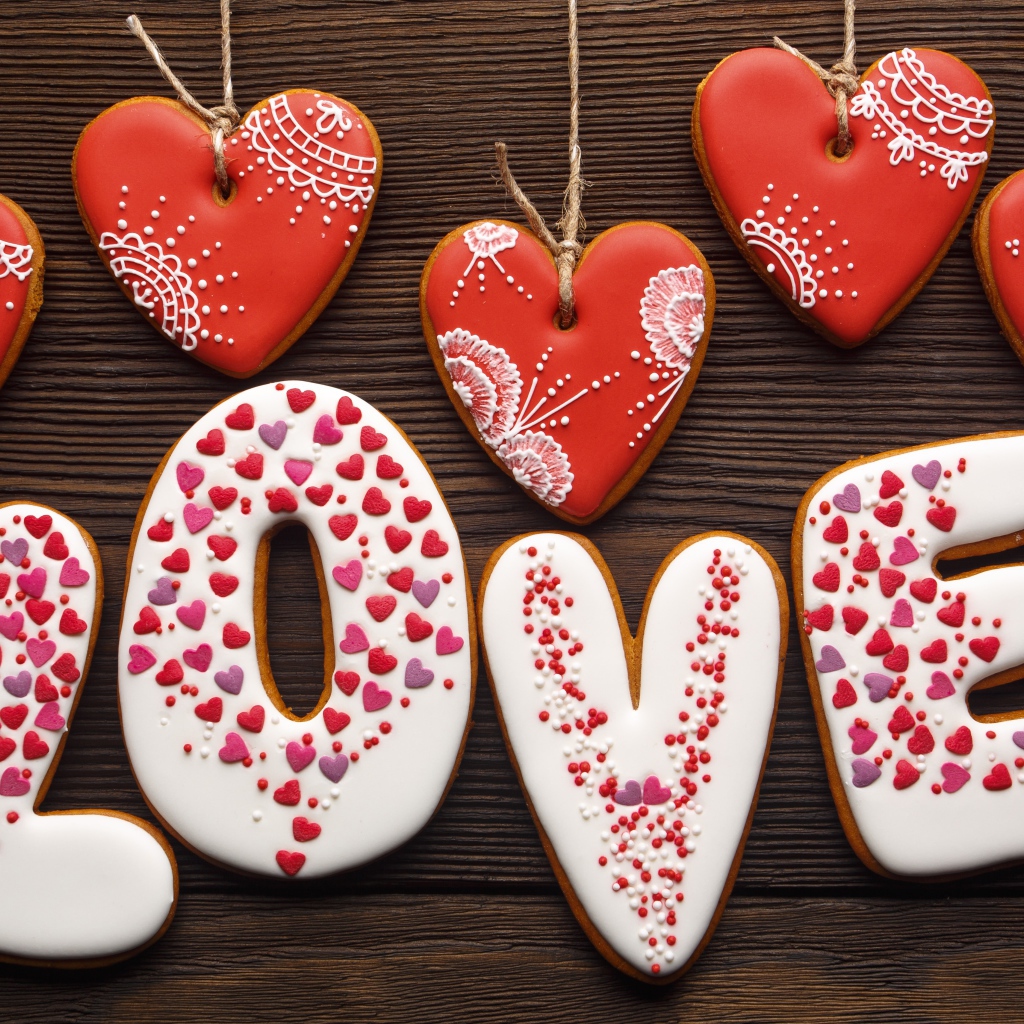 Надпись любовь и сердечки из имбирного печенья