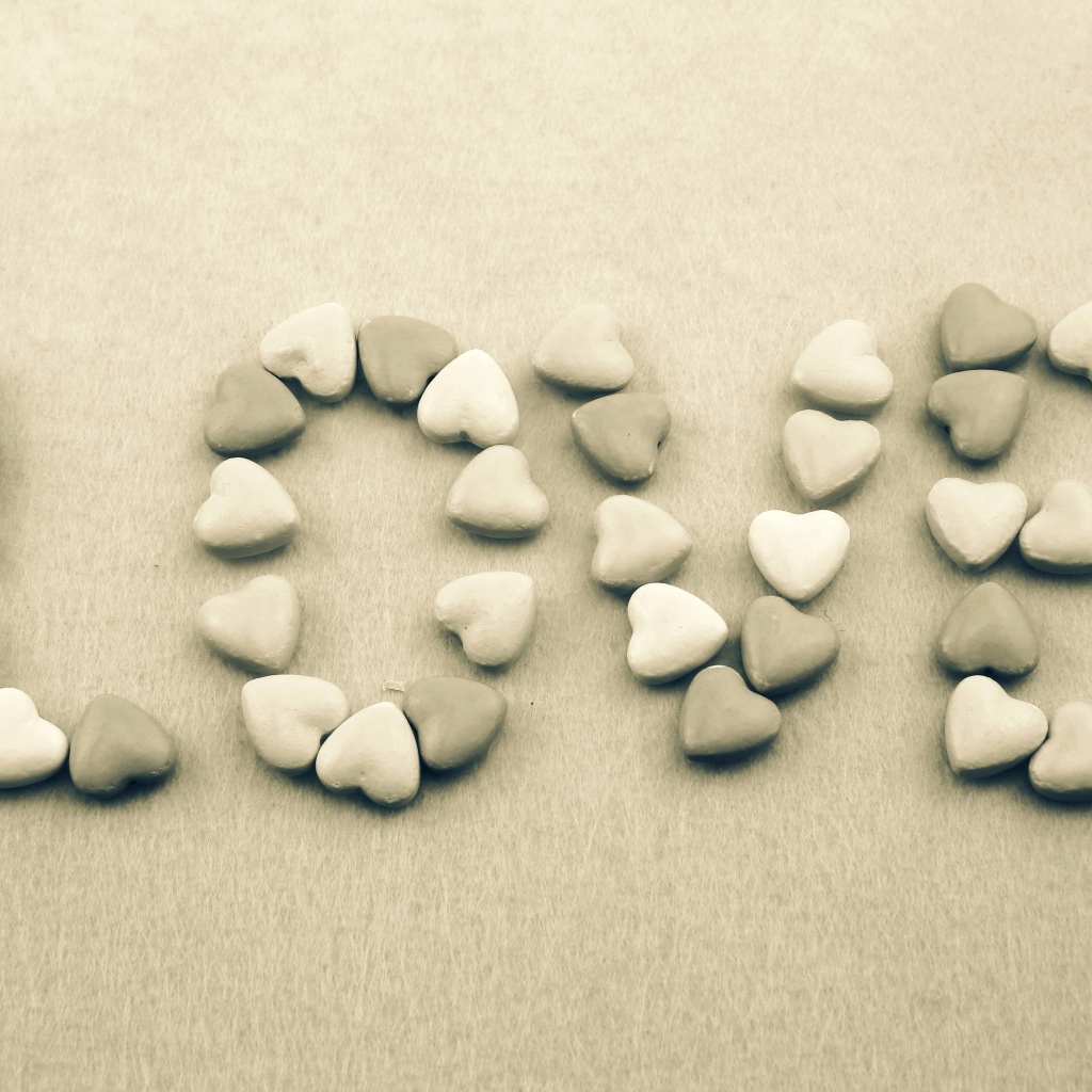 Надпись Любовь из камней в форме сердца