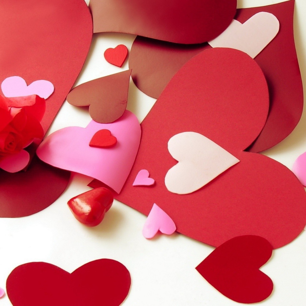 Бумажные сердечки и роза 
