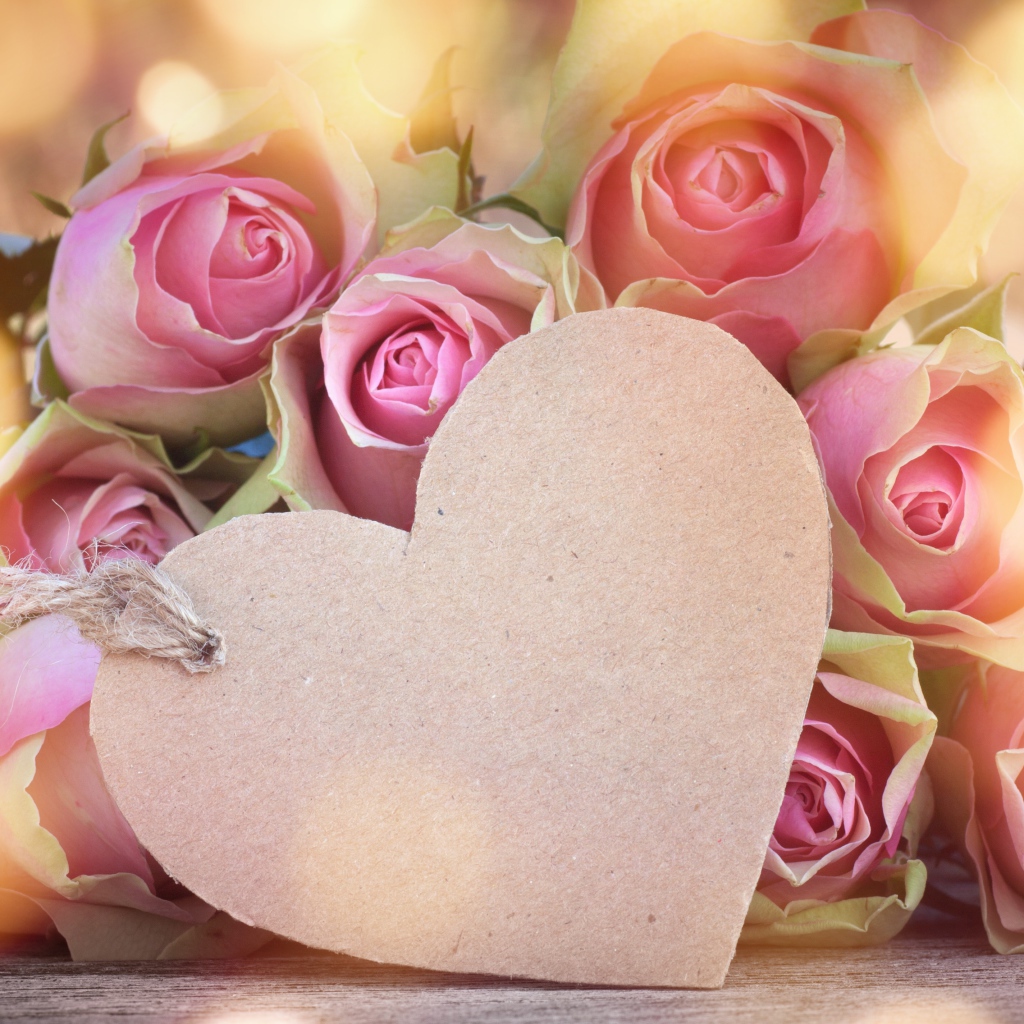 Бумажное розовое сердце с букетом розовых роз