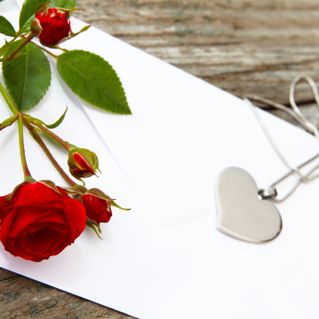 Кулон в форме сердца и красная роза 