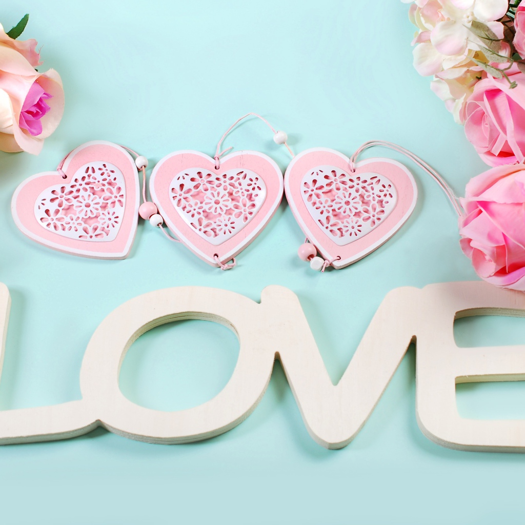 Розовые розы, сердечки и белая надпись Любовь на английском