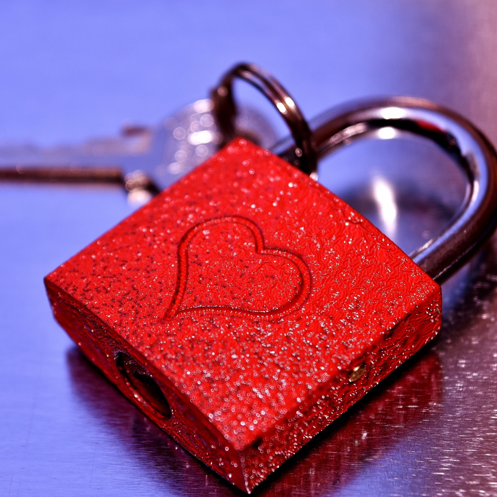 Красный замок для влюбленных с изображением сердца