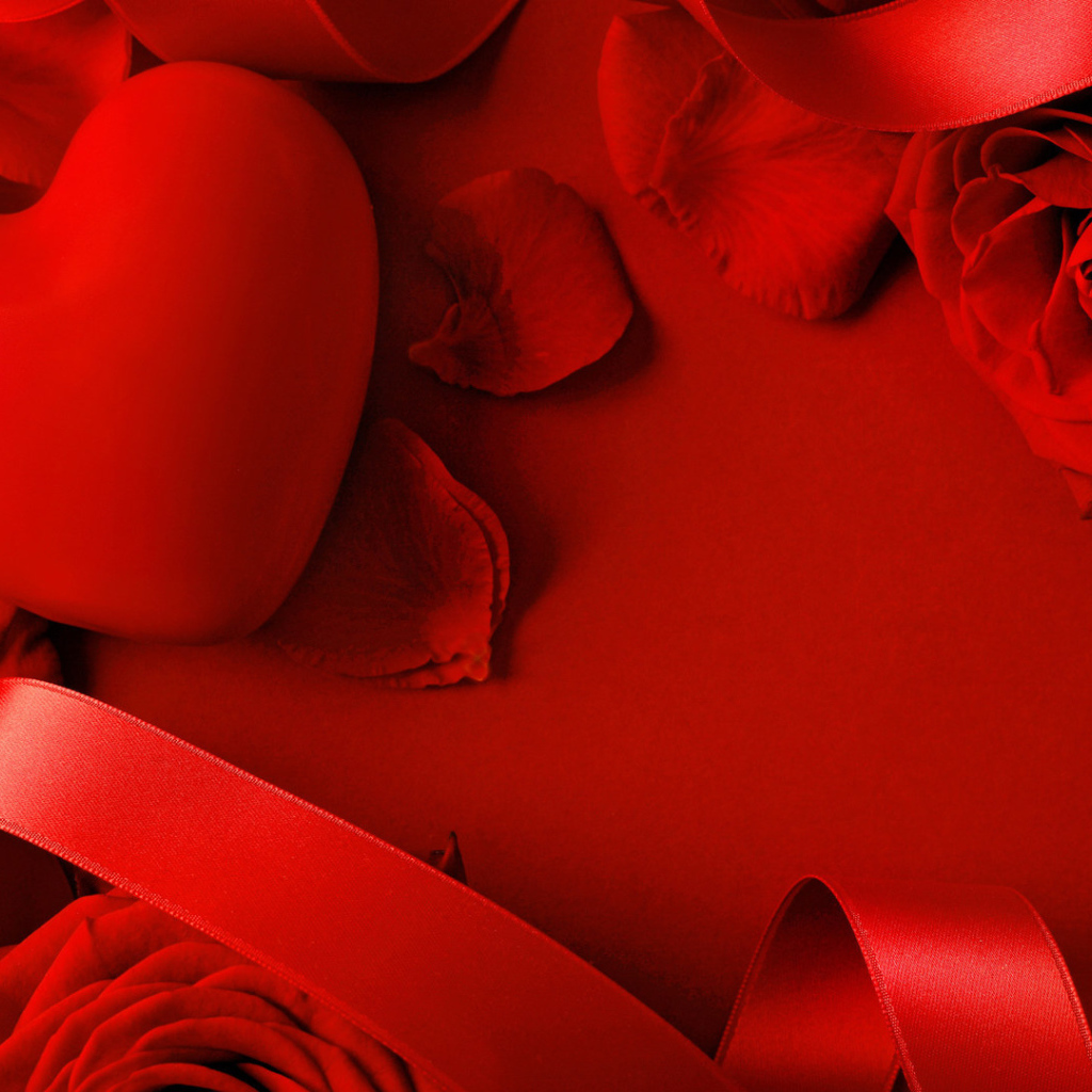 Красное сердце в лепестках красной розы  