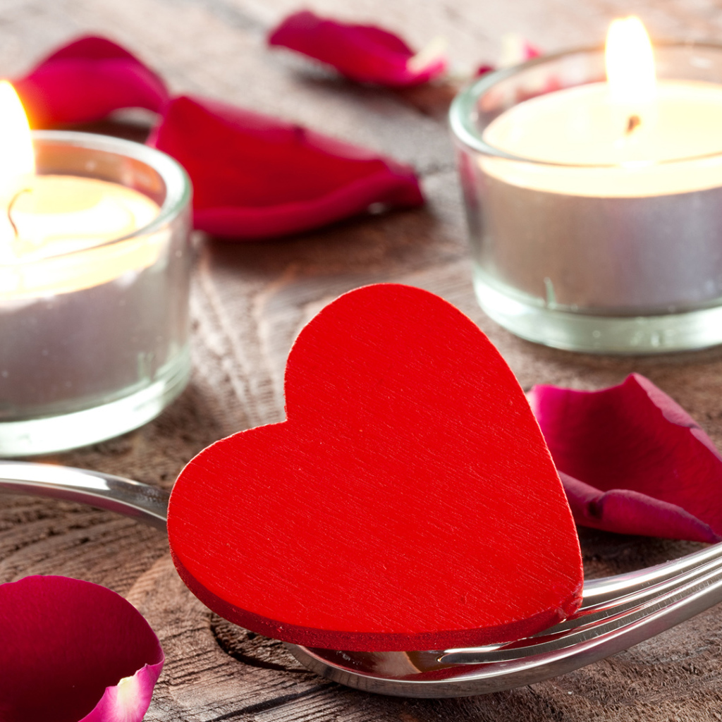 Красное сердце на вилке 