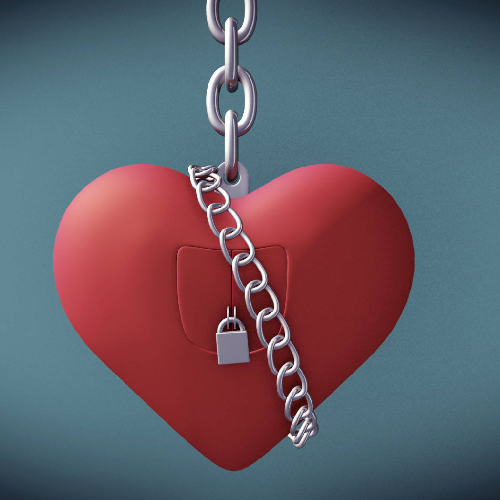 Красное сердце на замке 