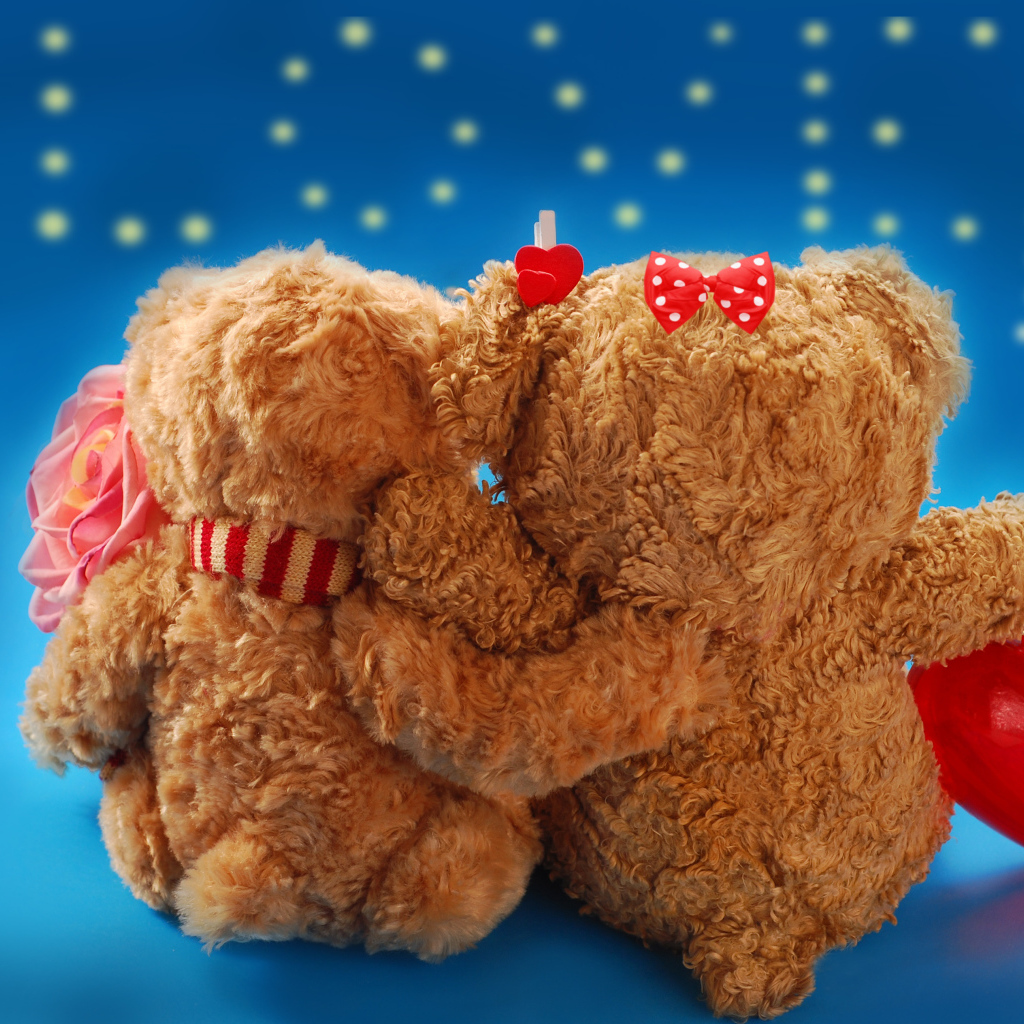 Два влюбленных медвежонка Тедди на фоне надписи Любовь