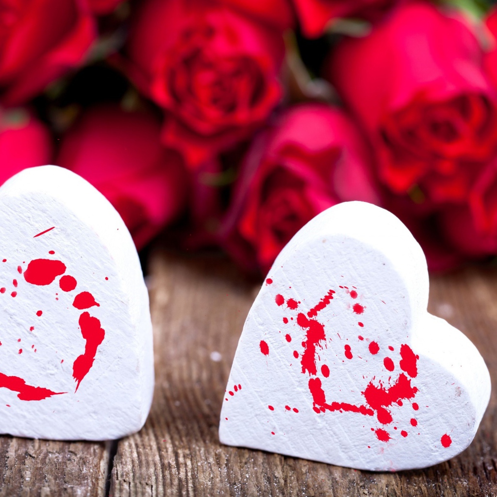 Белые зефирные сердца и красные розы  