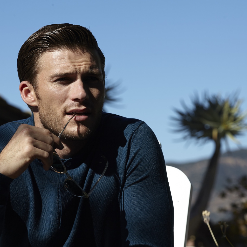 Красивый молодой мужчина популярный актер Скотт Иствуд