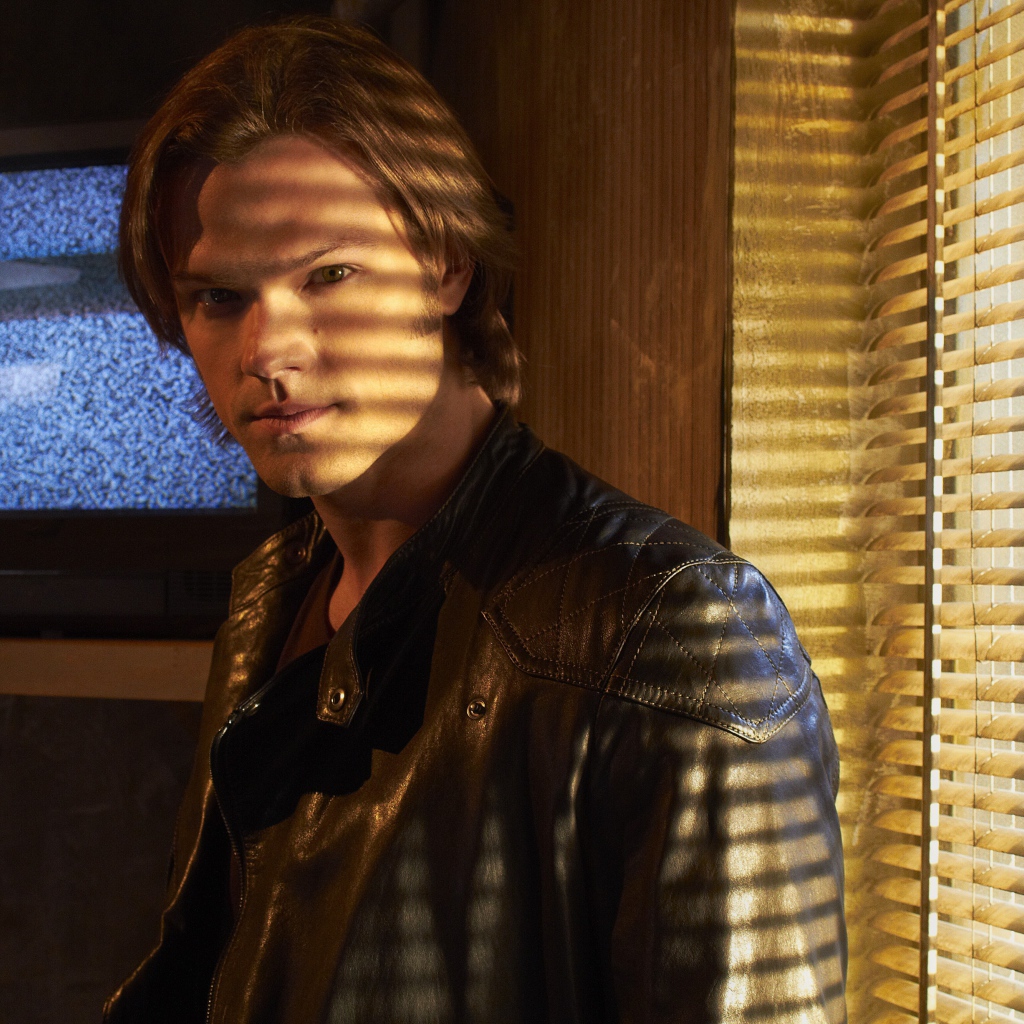 Актер Джаред Падалеки в черной кожаной куртке